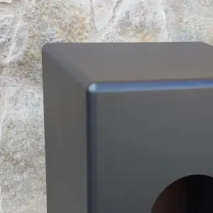 Esquina de trasera lacada en negro de cajón flamenco
